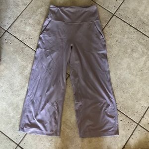 Purple lavender lilac Lululemon wide leg cropped legging size 6